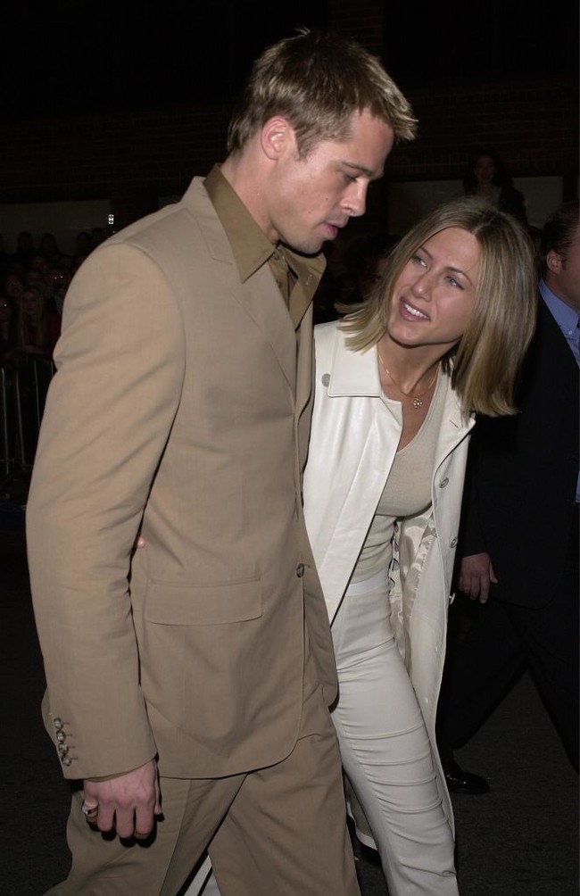 Pernikahan Brad Pitt dan Jennifer Aniston hanya berlangsung selama lima tahun. Perselingkuhan Brad dengan Angelina Jolie disinyalir jadi salah satu penyebab perceraian mereka. Foto: Getty Images