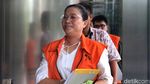 Senyum Agustiani Tio Sebelum Diperiksa KPK