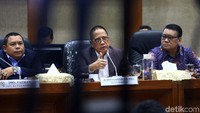 Ketua Komisi XI DPR RI Dito Ganinduto mengancungkan jempol saat jumpa pers pembentukan Panja pengawasan kinerja industri jasa keuangan di Ruang Komisi XI Komplek Parlemen, Senayan, Jakarta, Selasa (21/1/2020).