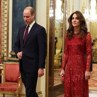 Di acara yang digelar dalam rangkaian UK-Africa Investment Summit itu, Kate Middleton tampil anggun dalam balutan gaun merah yang dipermanis dengan detail payet. Gaun tersebut merupakan koleksi dari label Inggris Needle and Thread. (Foto: Yui Mok - WPA Pool/Getty Images)
