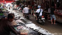 Menurut para pedagang biasanya pembeli akan terus meningkat menjelang Tahun Baru Imlek.