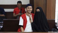 Hermawan tampak didampingi istrinya Anita Agustin.