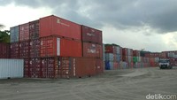 Di lokasi yang sama banyak tumpukan peti kemas yang berjejer untuk diangkut ke luar pelabuhan.