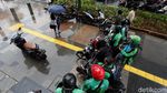 Waduh, Pengendara Motor Jajah Trotoar Demi Terhindar Hujan