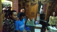 Dengan mengenakan baju tahanan warna biru, Toto berjalan memasuki ruangan dan memberi pernyataan kepada wartawan. Raut wajah Toto tampak lesu. Dia lebih banyak menunduk dan suaranya lirih.