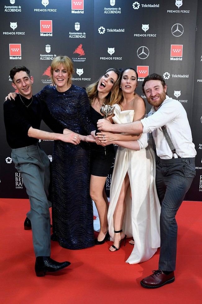 Mereka semua tampak ceria dan heboh karena acara TV mereka menang sebagai Best Comedy TV Show. Penghargaan ini sangat bergengsi di Spanyol sehingga semua bintangnya tampak kegirangan sambil membawa piala.  Foto: Getty Images
