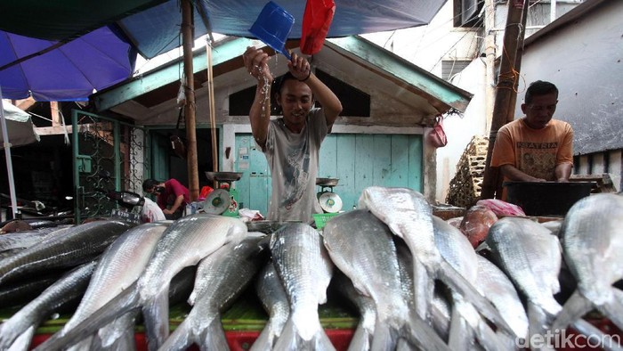 Ikan bandeng kerap diburu menjelang Imlek. Meningkatnya permintaan ikan bandeng membuat para pedagang mulai banyak gelar lapak menjajakan ikan tersebut.