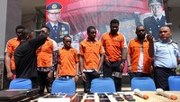 Selain smartphone, petugas juga mengamankan dokumen pelanggaran melebihi waktu izin tinggal. 