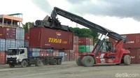Pelabuhan ini melayani dua fungsi sekaligus, sebagai terminal peti kemas dan penumpang.