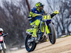 Jelang Tes Pramusim MotoGP, Rossi Geber Motocross