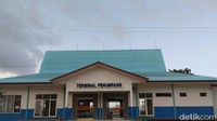Memasuki gerbang pelabuhan, terlihat ruang tunggu bagi calon penumpang yang hendak menyeberang menggunakan kapal.
