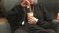 Keren banget nih gaya Billie Eilish saat minum teh. Gayanya mencelup kantong teh begitu mencuri perhatian. Foto: Istimewa/Instagram