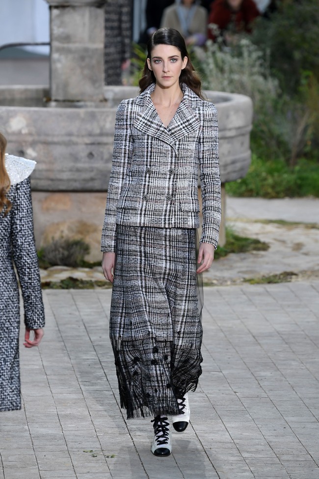 Fashion show koleksi Chanel Couture Spring 2020 di Paris Fashion Week, The Grand Palaris, Paris, Prancis. Photo by Pascal Le Segretain/ Getty Images.