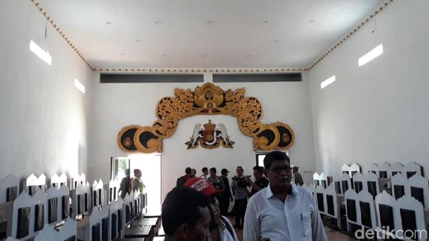 Bagian dalam Keraton Agung Sejagat, Purworejo. 