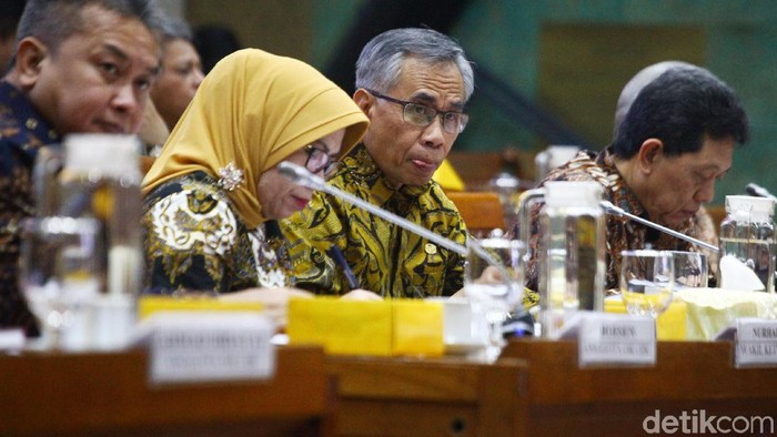 Komisi XI DPR RI menggelar rapat kerja dengan OJK untuk membahas kinerja pengawasan terhadap industri jasa keuangan seperti Jiwasraya.