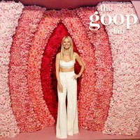 Gwyneth Paltrow muncul dalam balutan busana serba putih yang terdiri dari crop top dan celana panjang pipa. (Foto: Rachel Murray/Getty Images)