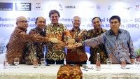 Direktur Niaga PT Dirgantara Indonesia (Persero) Ade Yuyu Wahyuna (dari kiri), Direktur Utama PT Merpati Nusantara Airlines (Persero)  Asep Ekanugraha, CEO dan Chairman The Sandi Group (TSG) Global Holdings Rubar Sandi, Direktur Utama PT Wijaya Karya (Persero) Tbk Tumiyana, Direktur Utama PT INKA (Persero) Budi Noviantoro dan Direktur Operasional PT Len Industri (Persero) Linus Andor Maulana bertumpu tangan usai jumpa pers di Jakarta, Rabu (22/1/2020).