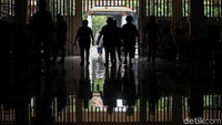 Para pengunjung tak hanya datang ke lokasi tersebut menjelang Imlek. Biasanya para keluarga akan datang setahun tiga kali untuk mendoakan keluarganya yang telah tiada.