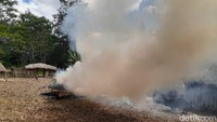 Tak semua batu disusun secara langsung. Sebagian kayu akan disusun di atas jenazah sampai menutupi semua bagian tubuh. Api akan disulut dari bagian atas kayu dan dibiarkan turun melalap tubuh jenazah. (Hari Suroto/Istimewa)