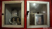 Kotak-kotak yang berada di rumah abu tak hanya diisi oleh guci abu jenazah tetapi juga bisanya dilengkapi dengan bingkai foto berukuran kecil hingga sedang sebagai penanda maupun pengingat bagi keluarga yang datang untuk berziarah ke rumah abu tersebut.