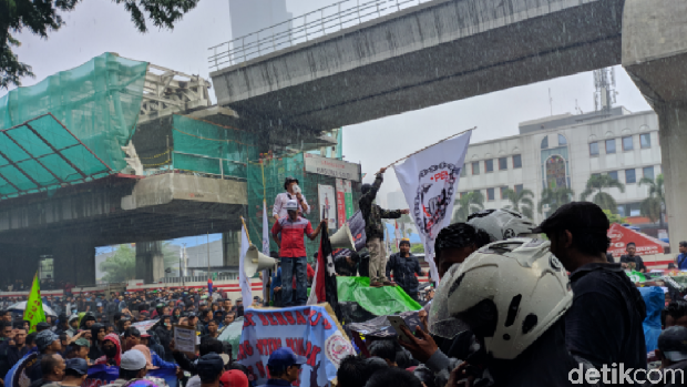 Massa aksi 221 Priok Bersatu di depan Kemenkum HAM menyebabkan kemacetan di Jalan HR Rasuna Said, Jakarta Selatan.