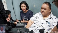 Ditemani sang istri, Rony Dozer menceritakan perihal penyakit selulitis yang dideranya sejak 2014 lalu. Pool/Palevi S/detikFoto.