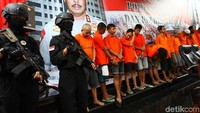 Atas perbuatannya, para tersangka dikenakan Pasal 114 ayat 2, subsider Pasal 111 ayat 2 junto Pasal 132 ayat 1 UU RI nomer 35 tahun 2009 tentang narkotika. Para tersangka terancam hukuman penjara seumur hidup.