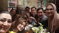 Baru-baru ini namanya menjadi ramai setelah ia mengatakan bahwa ia bekerja sebagai driver taksi online saat tidak ada jadwal shooting. Kesibukannya antara shooting dan menjadi driver taksi online, Dharty Manullang masih menyempatkan untuk makan bersama temannya di restoran atau kafe. Foto: Instagram @dhartymanullang
