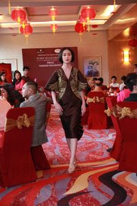 Fashion Imlek 2020, Tawaran Cheongsam Lurik dari Yosep Sinudarsono