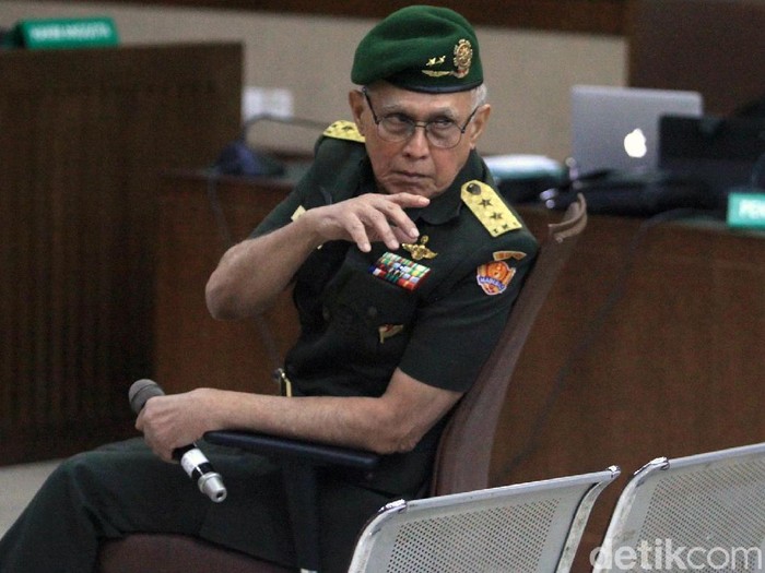 Kivlan Zen jalani sidang lanjutan terkait kasus kepemilikan senpi ilegal dan peluru tajam. Dalam sidang eksepsi itu Kivlan mengenakan seragam purnawirawan TNI.