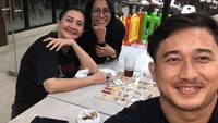 Menu bakso jadi menu andalan ketika Darty Manulang berkumpul dengan teman-temannya. Seperti pada momen ini, di saat menunggu pesanan bakso datang, ia manfaatkan dengan wefie. Foto: Instagram @dhartymanullang