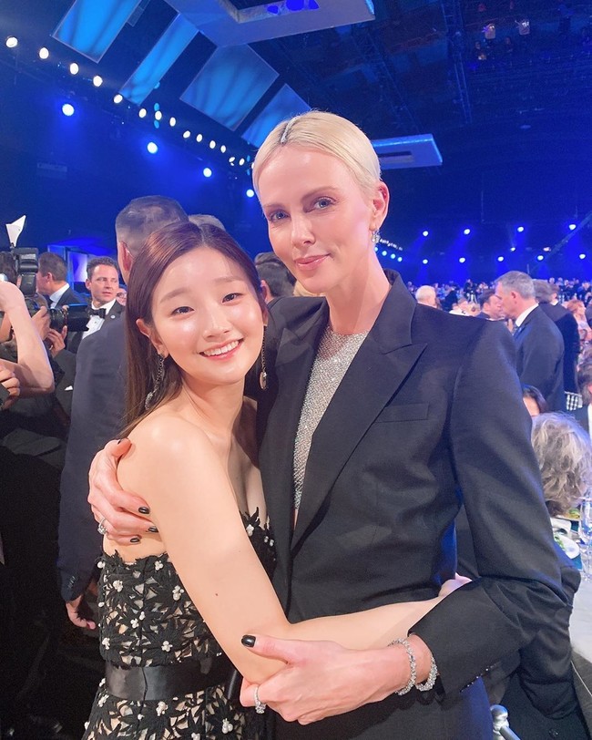 Dalam sejumlah kesempatan, Park So Dam sering tampil dalam gaya busana elegan, termasuk ketika hadir di SAG Awards beberapa waktu lalu. So Dam yang mengenakan strapless gown hitam pun sempat berfoto bersama aktris Charlize Theron.  Foto: Instagram @sodam_park_0908