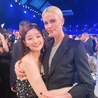 Dalam sejumlah kesempatan, Park So Dam sering tampil dalam gaya busana elegan, termasuk ketika hadir di SAG Awards beberapa waktu lalu. So Dam yang mengenakan strapless gown hitam pun sempat berfoto bersama aktris Charlize Theron.  Foto: Instagram @sodam_park_0908