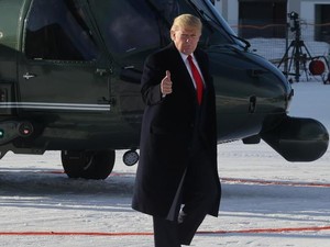 Saat Pemakzulan Sampai di Senat AS, Donald Trump Mendarat di Swiss