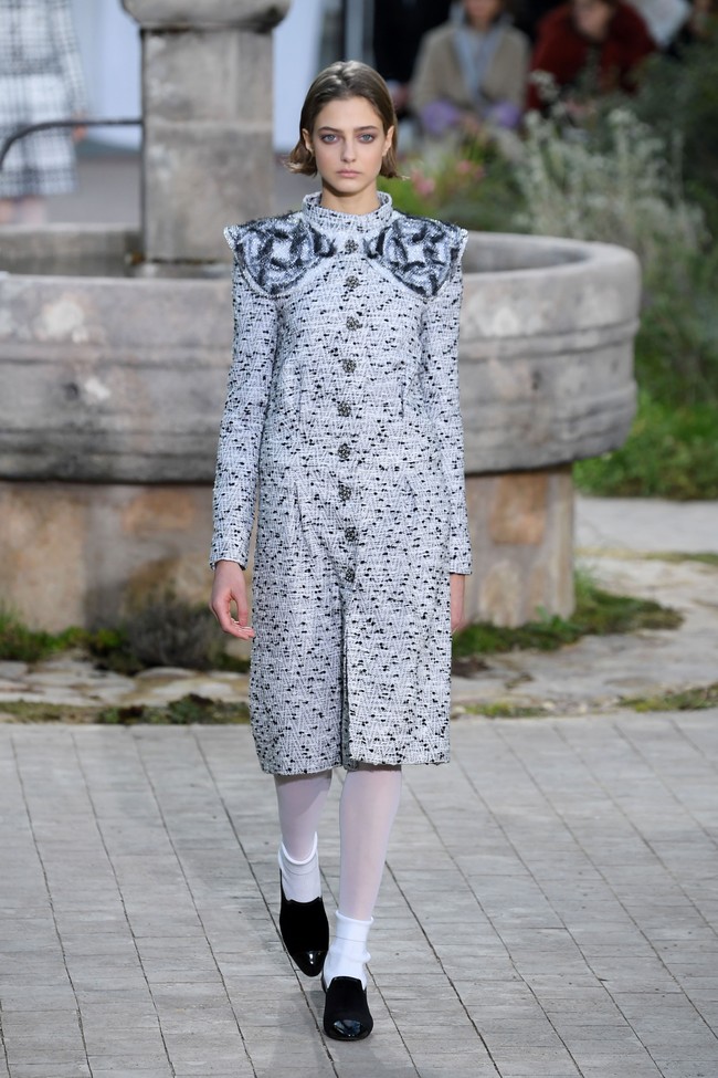 Fashion show koleksi Chanel Couture Spring 2020 di Paris Fashion Week, The Grand Palaris, Paris, Prancis. Photo by Pascal Le Segretain/ Getty Images.
