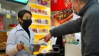 Virus corona jenis baru yang muncul di Wuhan, China, telah menginfeksi lebih dari 200 orang dan 3 di antaranya meninggal dunia. Hal tersebut membuat warga ramai-ramai mendatangi toko maupun apotik untuk membeli masker pelindung pernapasan.
