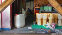Di tengah deretan bangunan komersil kawasan Jatinangor, berdiri bengkel produksi, kerajinan tangan Pramanik.