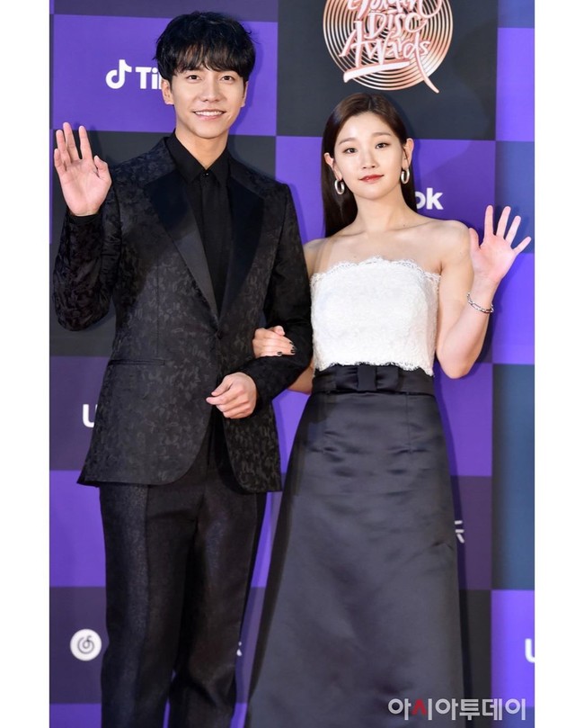 Ketika tampil di acara karpet merah di Korea, So Dam pun memilih gaun dengan model dan warna yang klasik. Foto: Instagram @sodam_park_0908