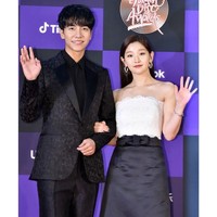 Ketika tampil di acara karpet merah di Korea, So Dam pun memilih gaun dengan model dan warna yang klasik. Foto: Instagram @sodam_park_0908