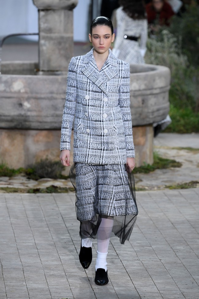 Fashion show koleksi Chanel Couture Spring 2020 di Paris Fashion Week, The Grand Palaris, Paris, Prancis. Photo by Pascal Le Segretain/ Getty Images.