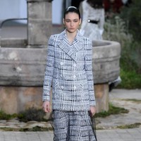 Fashion show koleksi Chanel Couture Spring 2020 di Paris Fashion Week, The Grand Palaris, Paris, Prancis. Photo by Pascal Le Segretain/ Getty Images.