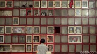 Beginilah potret Seorang pengunjung yang tengah berziarah dan berdoa untuk keluarganya yang telah tiada di rumah abu.