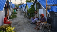 Ratusan pengungsi yang menempati shelter itu masih menunggu kepastian relokasi huntara mereka pascaberakhirnya masa kontrak pakai lahan yang ditempatinya itu pada Juni mendatang. Sejumlah pengungsi menyatakan nekad akan kembali ke bekas rumahnya yang masuk Red Zone jika tidak ada kepastian relokasi karena mereka tidak memiliki lahan lain lainnya.