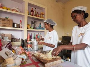 Keren! Kafe di India Ini Dikelola Oleh Korban Siraman Air Keras
