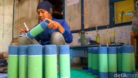 Dulunya hasil kerajinan milik Heru dipasarkan di sekitar rumahnya hingga merambah ke Kota Bandung dan Jakarta.