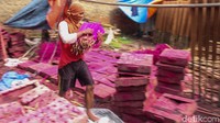 Pesanan hio Imlek ini datang dari Jabodetabek hingga ke luar pulau Jawa.