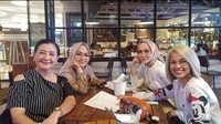 Tak hanya sekadar nongkrong dan kulineran, Dharty Manullang mengunjungi restoran dalam agenda arisan bersama dengan teman-teman lainnya. Seperti pada momen ini, ia arisan di restoran yang berada di kawasan Kemang. Foto: Instagram @dhartymanullang