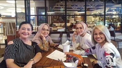 Tak Gengsi Jadi Driver Taksi Online, Dharty Manullang Tetap Eksis Saat Kulineran