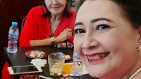 Dharty Manullan dan temannya tampak kompak dengan menggunakna pakaian berwarna senada, yaitu merah menyala ketika makan di restoran yang satu ini. Foto: Instagram @dhartymanullang