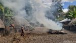 Foto: Tradisi Bakar Jenazah dan Potong Jari Papua